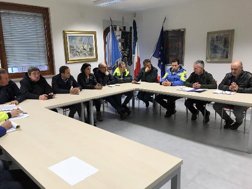 Il governatore FVG, Massimiliano Fedriga, nel corso della riunione a Claut con i sindaci della Valcellina